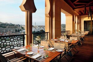 3 restaurants; breakfast, lunch, and dinner served