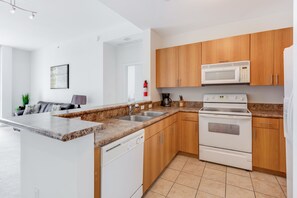 Refrigerador con congelador, microondas, horno y parrilla de estufa 