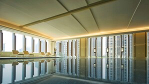 屋内プール、営業時間 6:00 ~ 23:00、サンラウンジャー、ライフガード配置