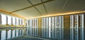 Piscine couverte, accès possible de 06 h 00 à 23 h 00, chaises longues 