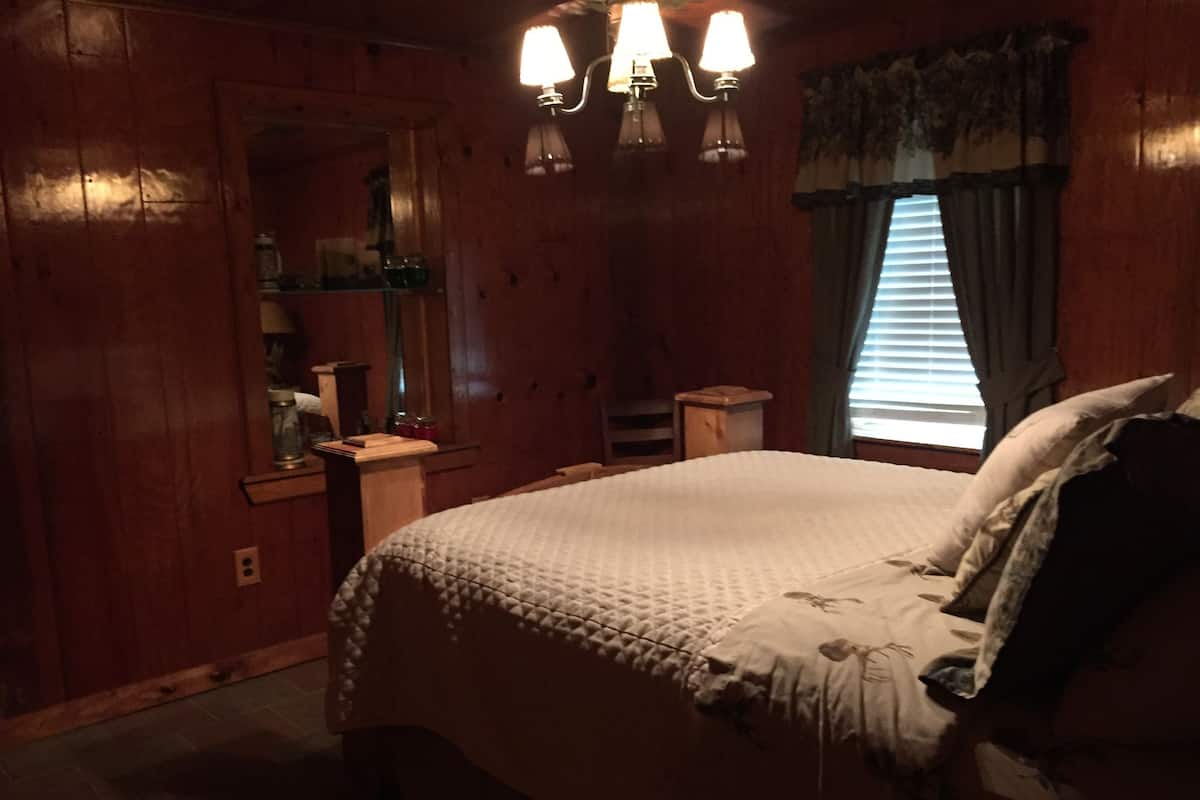 Romantic Cabin, 1 Queen Bed, Jetted Tub, Lakeside | Bed sheets