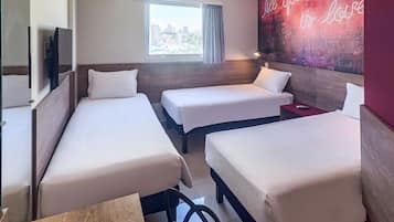 Standard Triple | Minibar, trang trí khác biệt, bàn, màn/rèm cản sáng