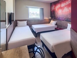 Minibar, decoración personalizada, escritorio y cortinas blackout 