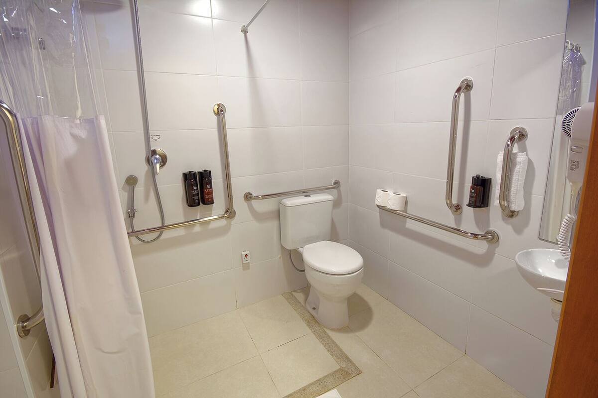 standard double pne | bathroom | shower, free toiletries, hair dryer, towels