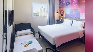 Standard Triple extra bed | Frigobar, individualmente decorados, escrivaninha, cortinas blackout