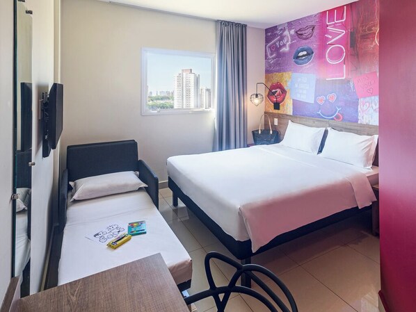 Minibar, decoración personalizada, escritorio y cortinas blackout 