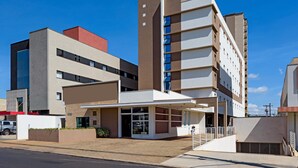 Un hôtel moderne à la façade sobre, doté de nombreux balcons et d’un espace d’entrée abrité.