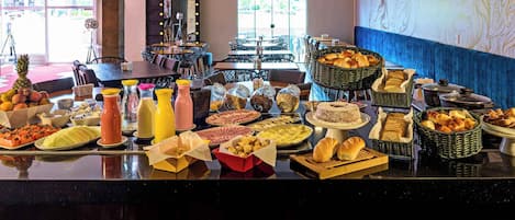 Petit déjeuner buffet (39.00 BRL par personne)