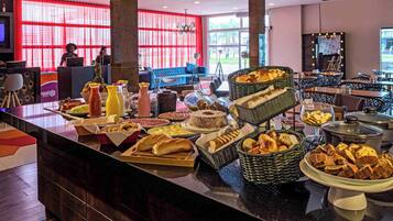 Daily buffet breakfast (BRL 39.00 per person)