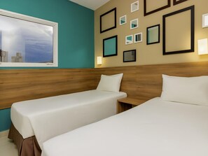 Minibar, decoración personalizada, escritorio y cortinas blackout 