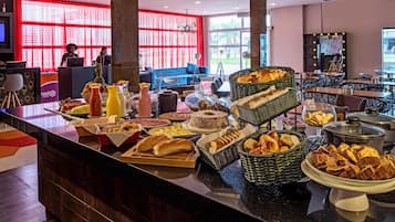 Daily buffet breakfast (BRL 53.00 per person)