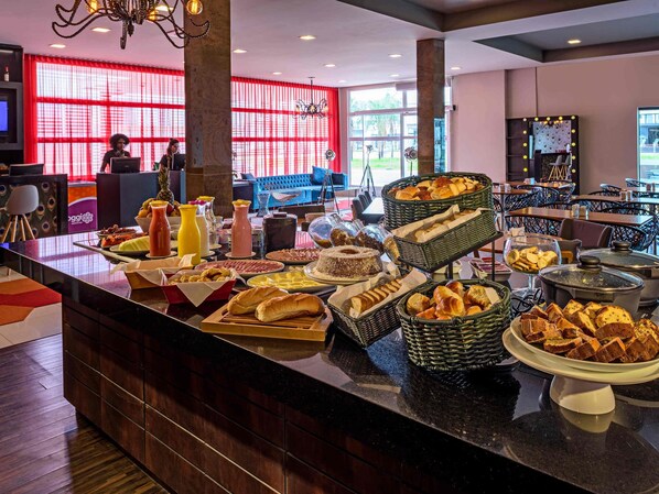 Desayuno buffet diario (BRL 53.00 por persona)