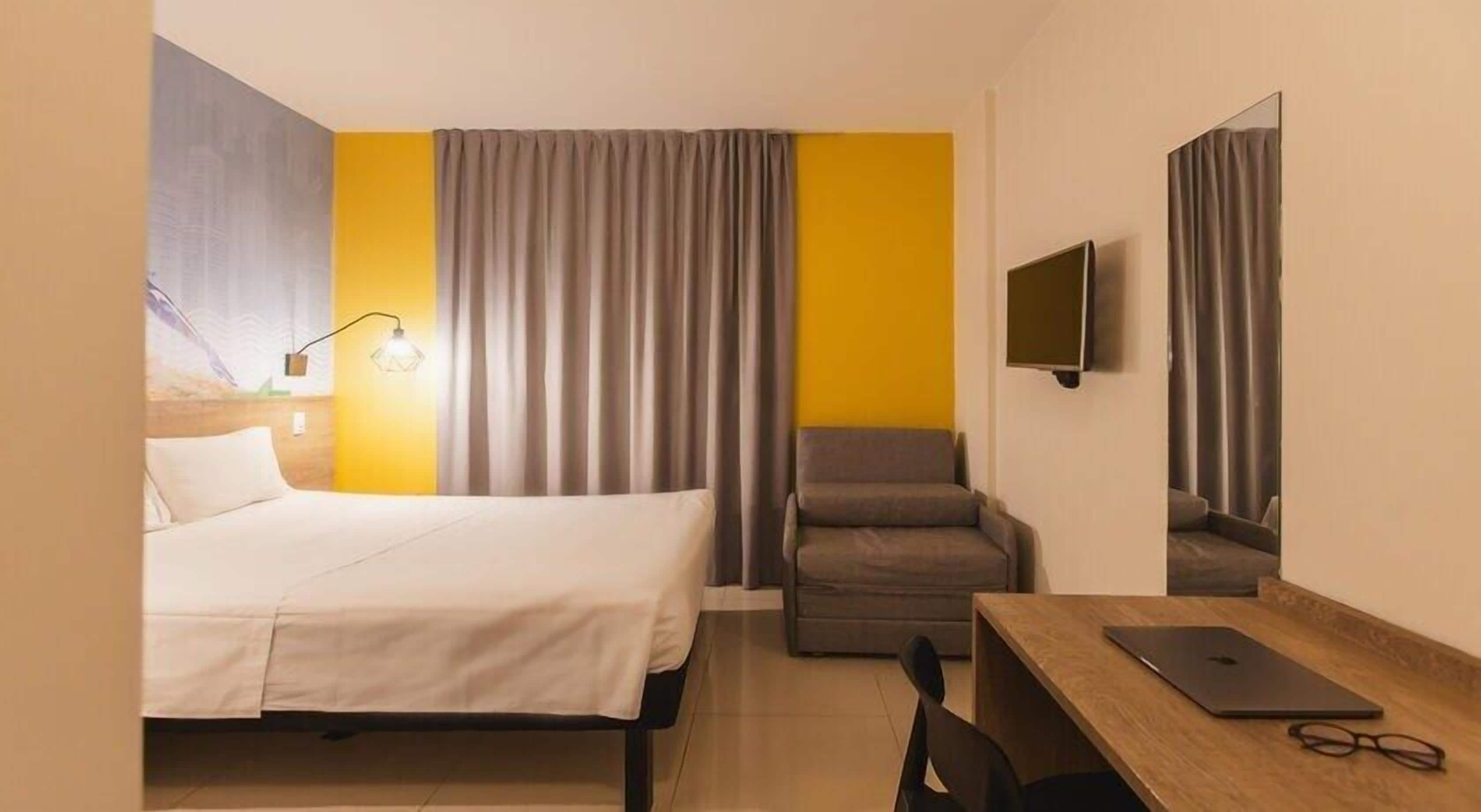 standard twin room | 1 bedroom, minibar, desk, blackout curtains