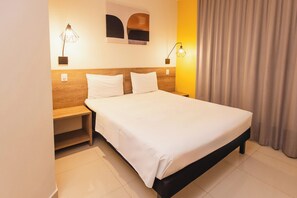 Minibar, Schreibtisch, Verdunkelungsvorhänge, schallisolierte Zimmer