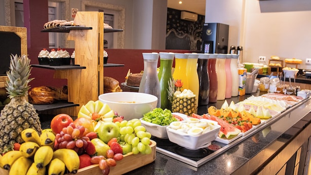 Ein Buffet mit verschiedenen Früchten, Gemüse und Desserts.