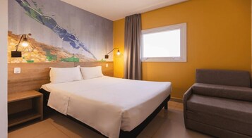 Standard Twin Room | Minibar, desk, blackout drapes, soundproofing