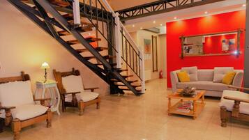 Een 32-inch flatscreentelevisie met kabelzenders en een televisie