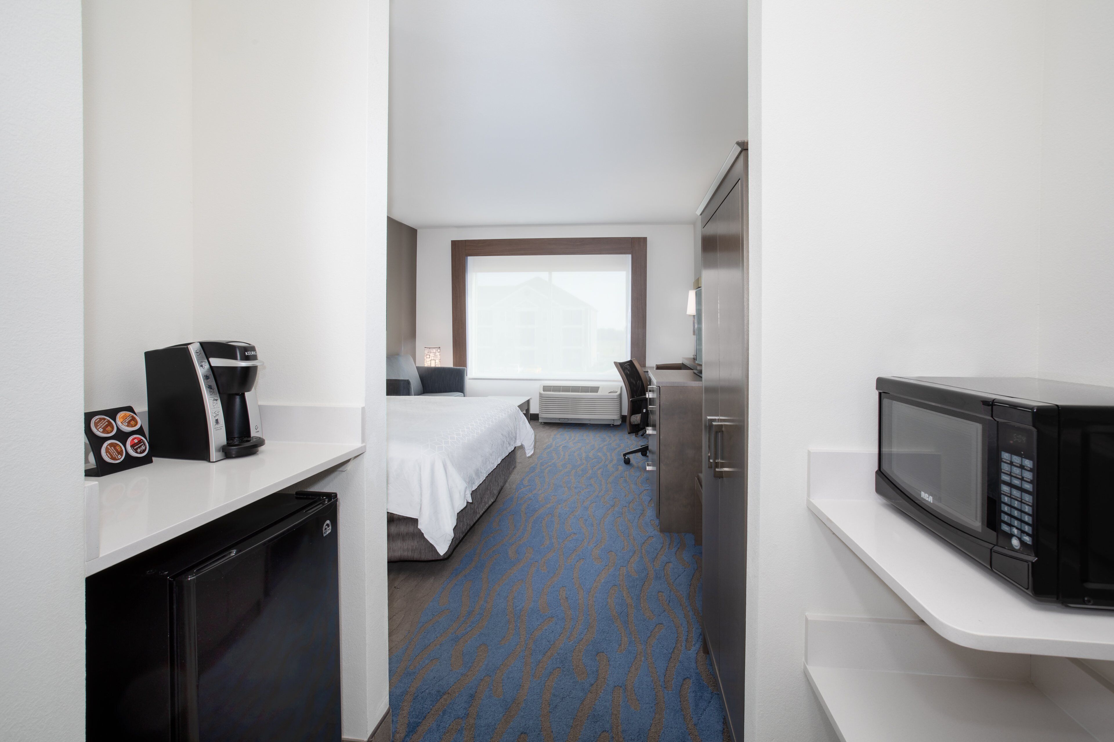 Suite, 1 King-Bett, barrierefrei (Mobility, Roll-In Shower) | Zimmersafe, Schreibtisch, laptopgeeigneter Arbeitsplatz