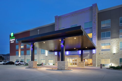 Holiday Inn Express & Suites Great Bend by IHG
