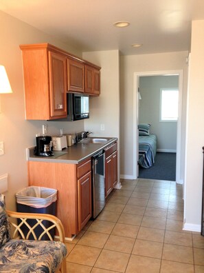 Lemari es, microwave, dan mesin pembuat kopi/teh