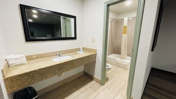 Combined shower/tub, towels