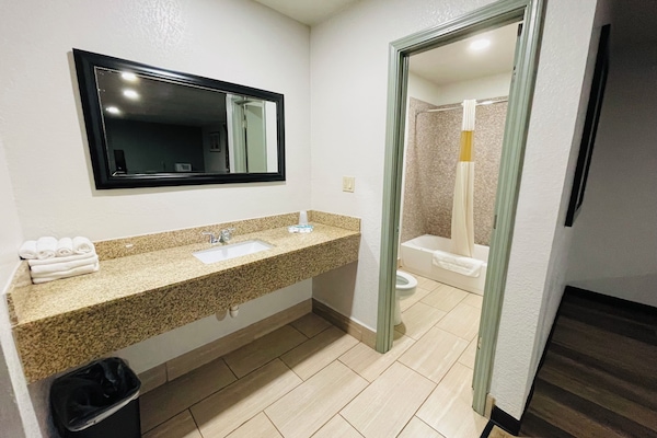 Combined shower/tub, towels