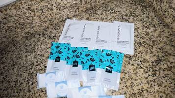 Deluxe-værelse til 4 personer - 1 soveværelse | Badeværelse | Kombination af bruser/badekar, håndklæder