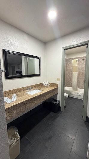 Deluxe Quadruple Room, 1 Bedroom | Free WiFi, bed sheets - Budget Inn (Ada)