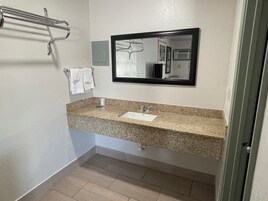 Bañera con ducha, toallas