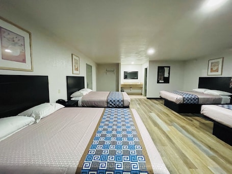 Deluxe Quadruple Room, 1 Bedroom | Free WiFi, bed sheets