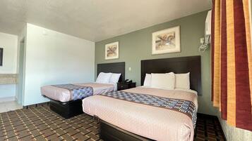 Quarto casal standard, 2 camas de casal | Wi-Fi de cortesia, roupa de cama