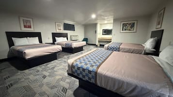Family Room 4 Queen Beds | واي فاي مجانًا وملاءات أسرّة