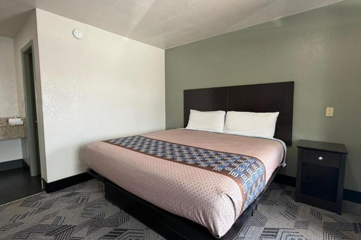 WiFi (free), bed sheets