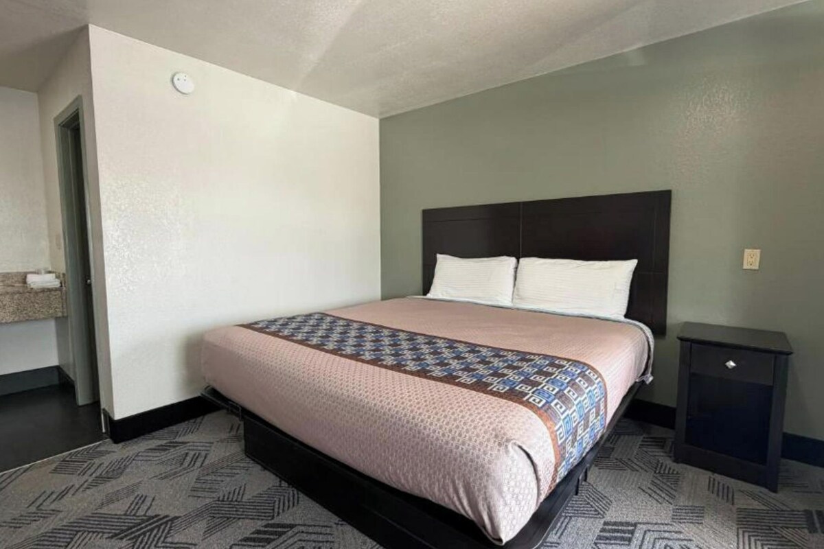 WiFi (free), bed sheets