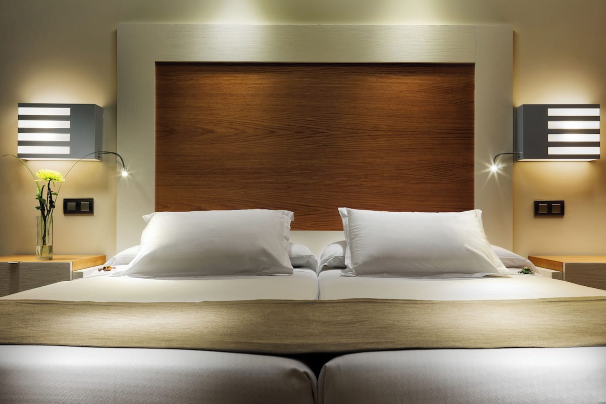 Minibar, caixa forta a l'habitació, escriptori i cortines opaques