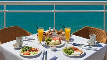 Der serveres aftensmad og lokale retter med havudsigt