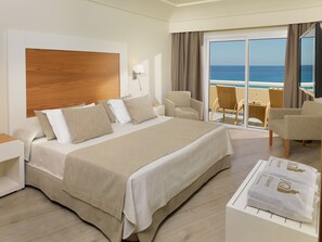 Minibar, caja de seguridad en la habitación y escritorio 