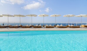 Piscina a l'aire lliure, para-sols i gandules 