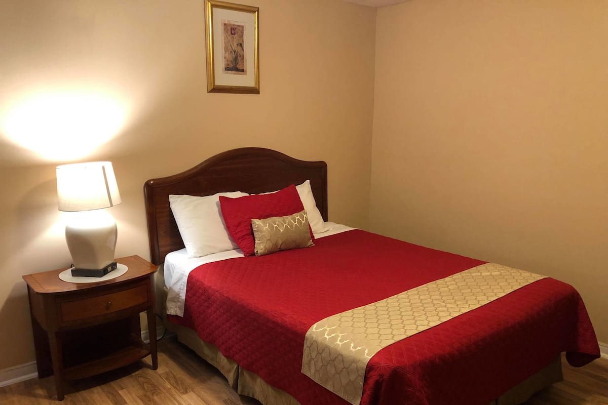 Standard Room, 1 Queen Bed | Iron/ironing board, WiFi (free), bed sheets