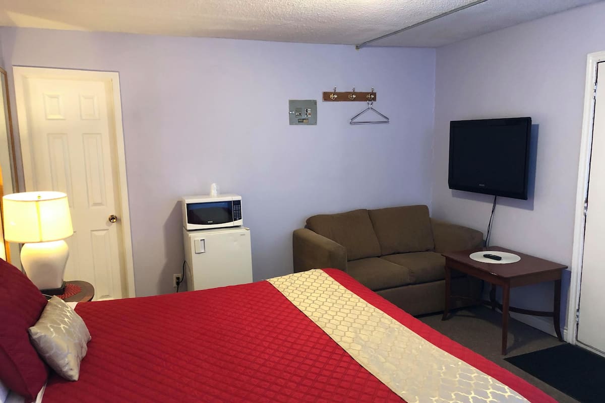 Tabla de planchar con plancha, wifi gratis y ropa de cama