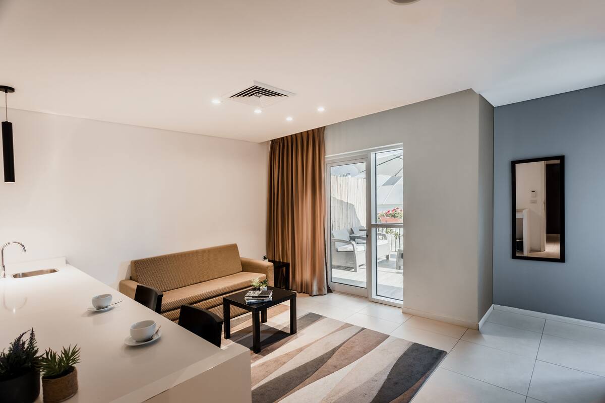 Minibar, escritorio, cortinas blackout y wifi gratis