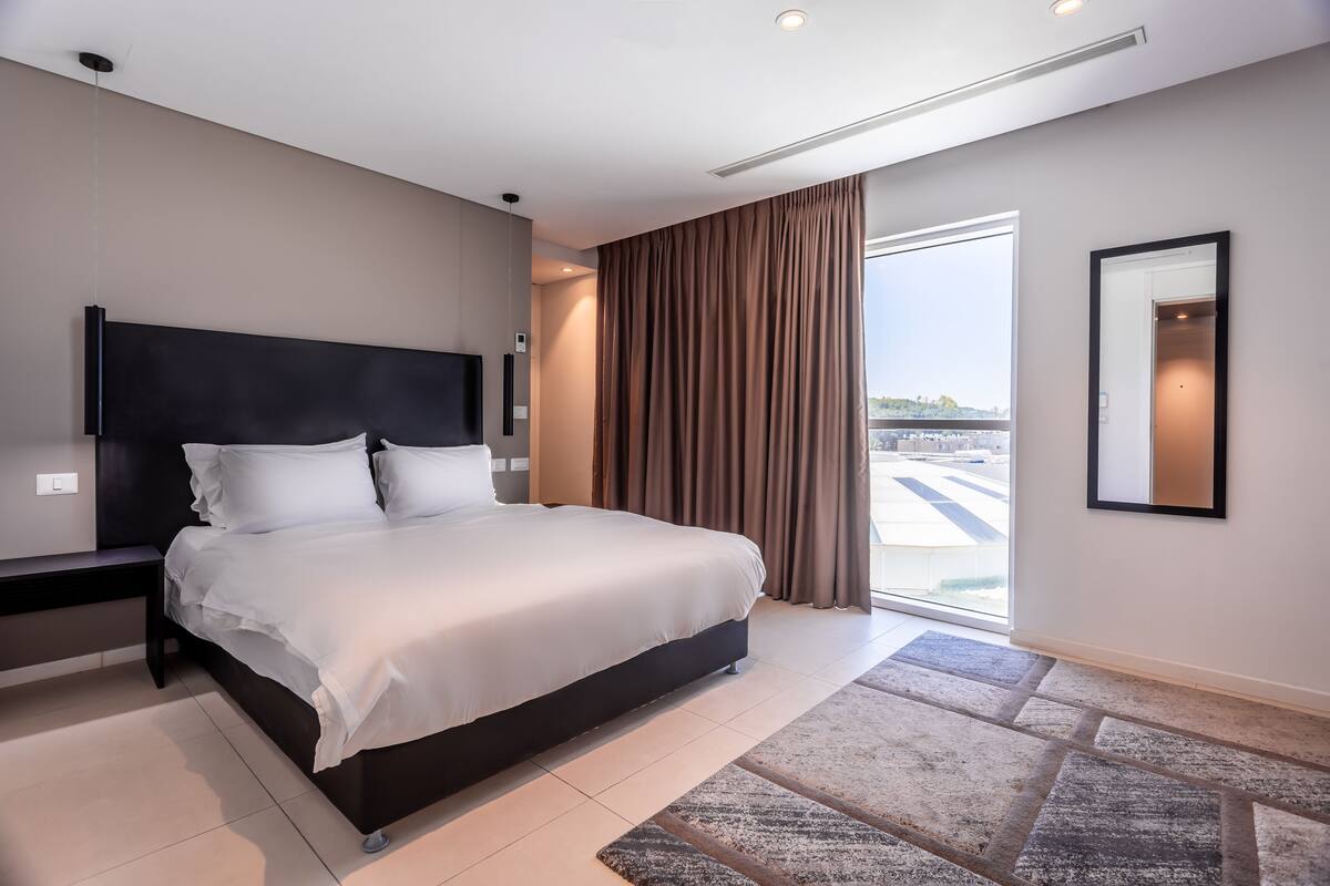 Minibar, escritorio, cortinas blackout y wifi gratis