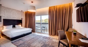 Minibar, escritorio, cortinas blackout y wifi gratis