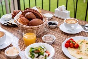 Desayuno buffet diario (USD 20 por persona)