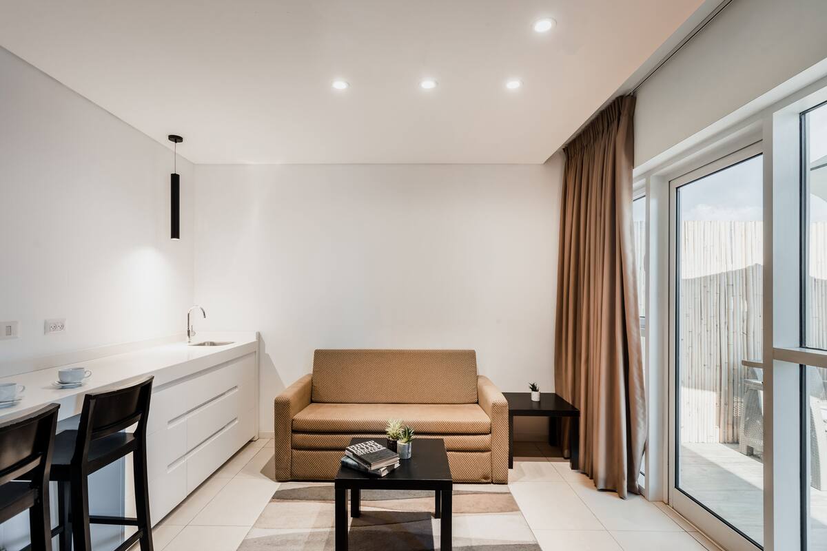 Minibar, escritorio, cortinas blackout y wifi gratis