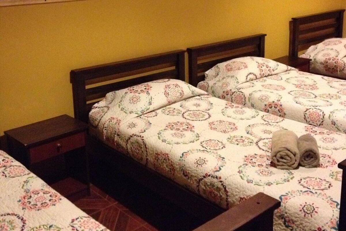 Vierbettzimmer, eigenes Bad | 1 Schlafzimmer, Schreibtisch, Zustellbetten, kostenloses WLAN