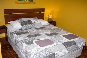 1 bedroom, desk, rollaway beds, free WiFi