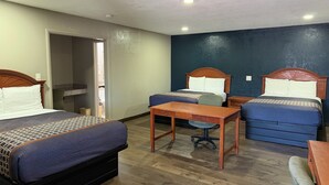 Una habitación de hotel con dos camas, un escritorio y una silla.