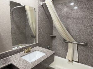 Shower - Rodeway Inn & Suites (Ada)