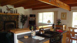 House, 3 Bedrooms | Private kitchen